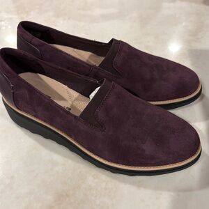 Clark’s purple Sharon Dolly shoes with a black 1 1/2 wedge size 9M